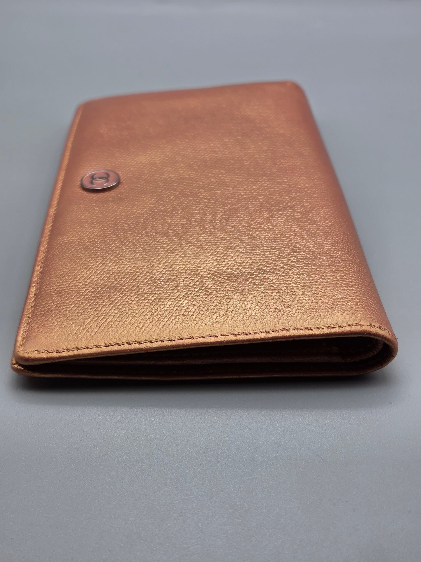 Grained Calfskin CC Button Yen Clutch Wallet in Rose Gold