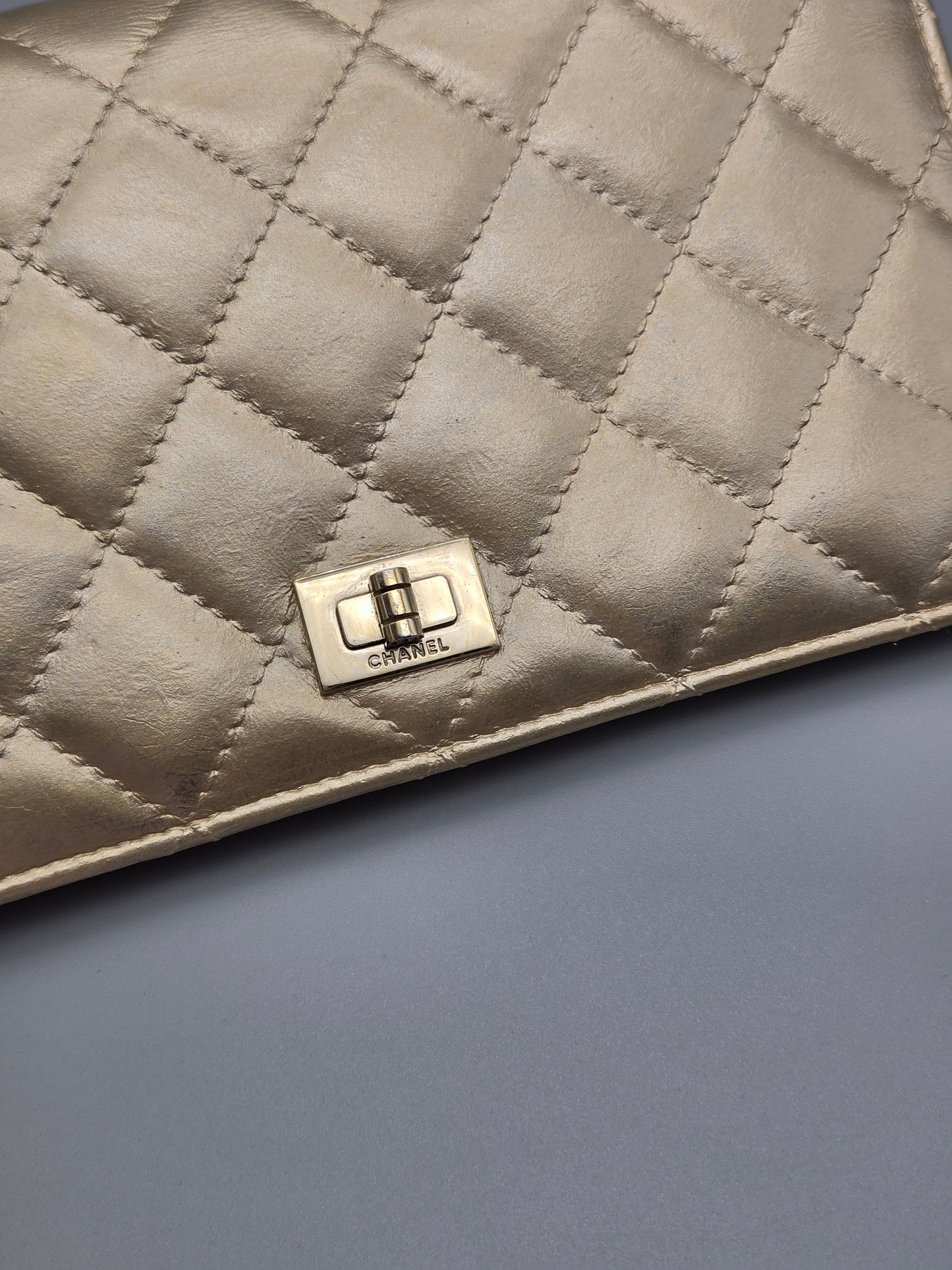 CHANEL Metallic Aged Calfskin Quilted 2.55 Reissue Yen Wallet