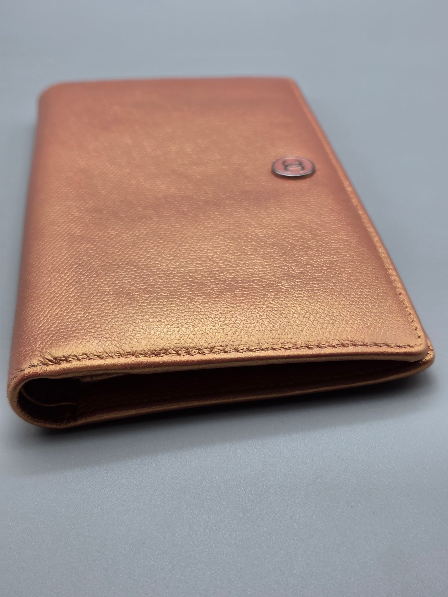Grained Calfskin CC Button Yen Clutch Wallet in Rose Gold