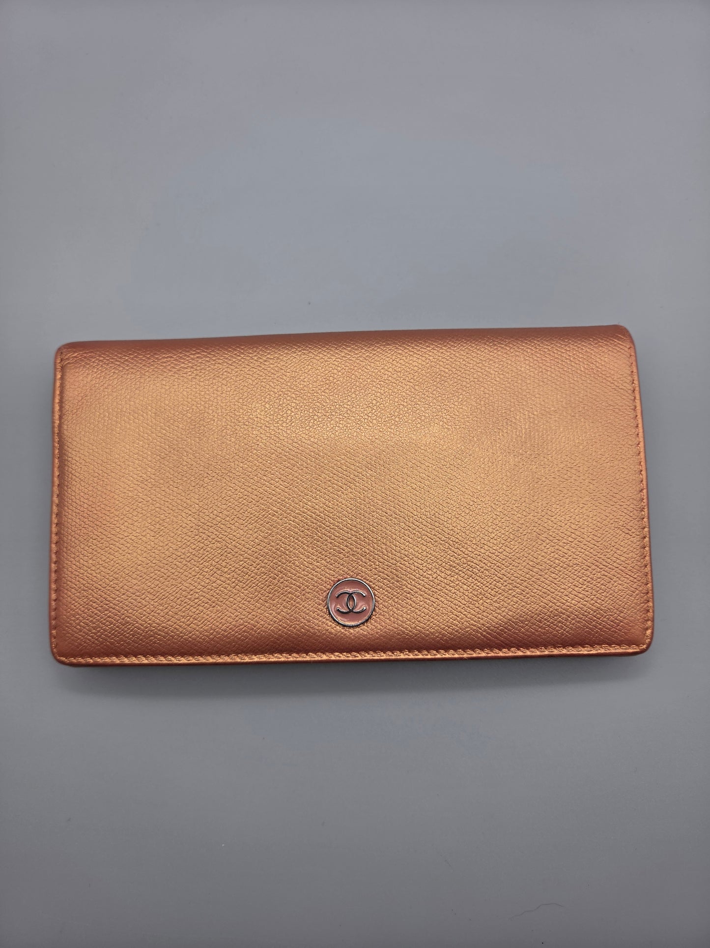 Grained Calfskin CC Button Yen Clutch Wallet in Rose Gold