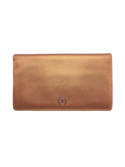 Grained Calfskin CC Button Yen Clutch Wallet in Rose Gold