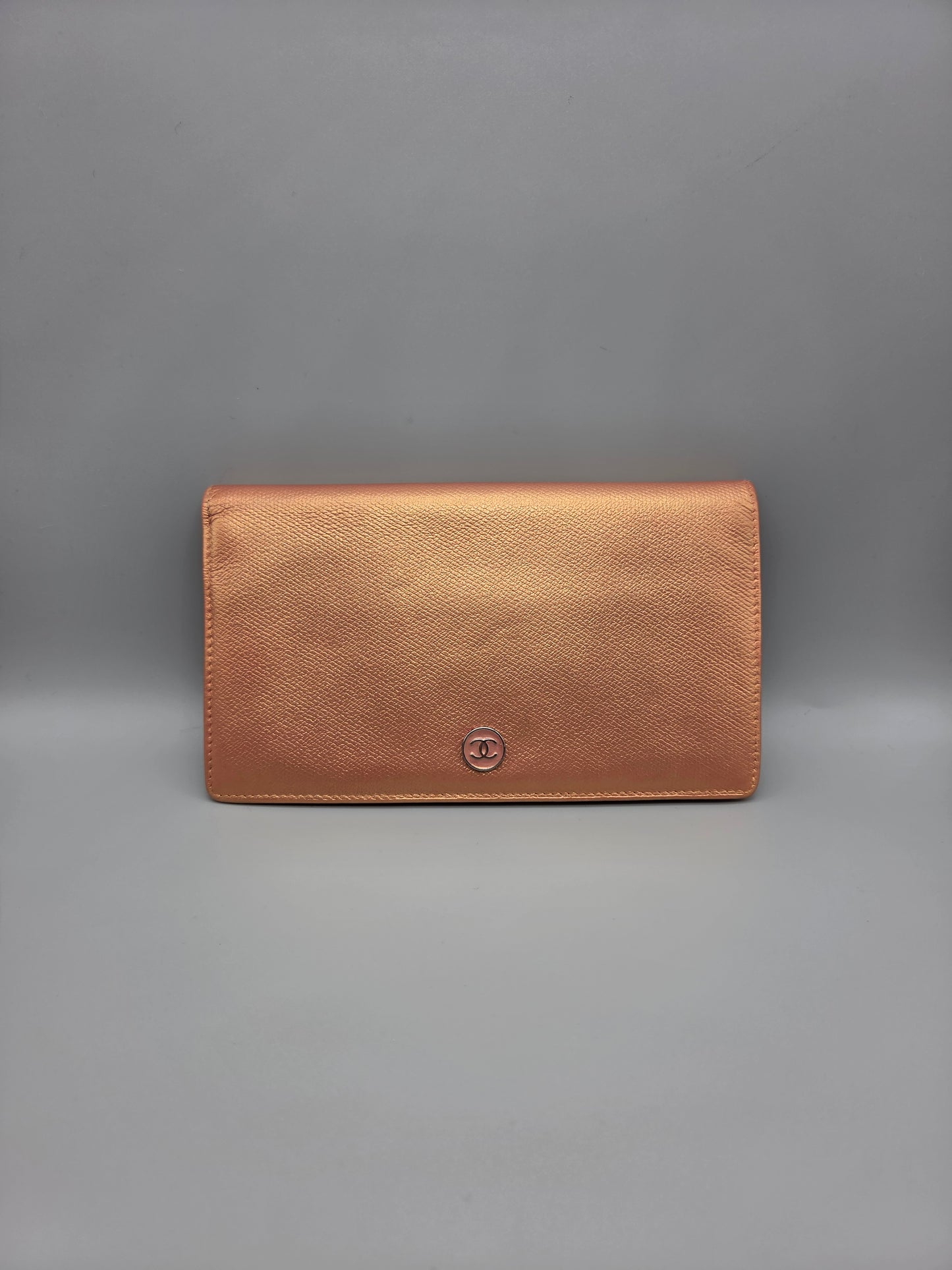 Grained Calfskin CC Button Yen Clutch Wallet in Rose Gold