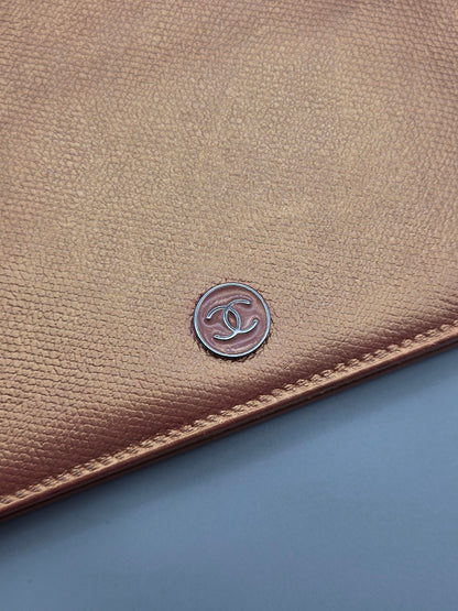 Grained Calfskin CC Button Yen Clutch Wallet in Rose Gold